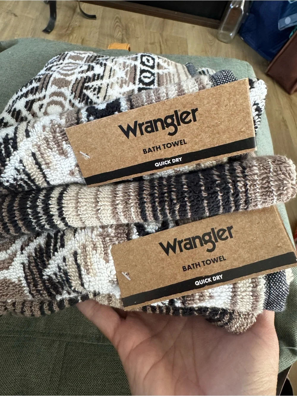 Wrangler 2 bath towels + 2pc Hand Towel Set in Cream, Brown, Black Aztec pattern